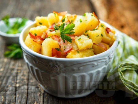 Немска картофена салата с варени картофи, бекон и горчица - снимка на рецептата